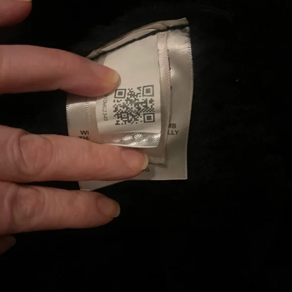 Elegant Black Fur-Trimmed Coat - Picture 8 of 12